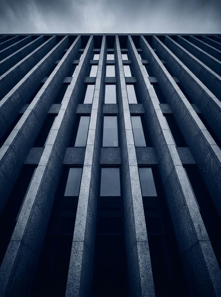 Fachada de un edificio judicial contemporáneo